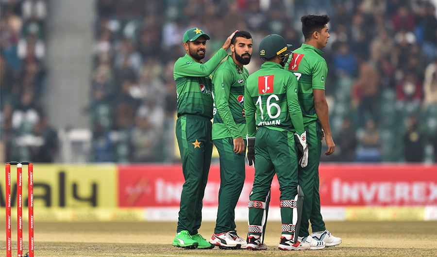 Pakistan's bowler Shadab Khan (2L) celebrates with teammates the dismissal of Bangladesh's batsman Liton Kumar Das (unseen) during the second T20 international cricket match of a three-match series between Pakistan and Bangladesh, at Gaddafi Cricket Stadium in Lahore on January 25, 2020. (AFP)