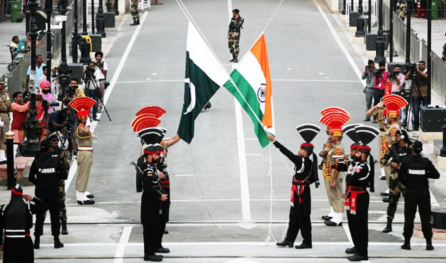 Pakistani Rangers (wearing black uniforms) and Indian Border Security Force (BSF) officers lower their national flags during a parade on Pakistan's 72nd Independence Day, at the Pakistan-India joint check-post at Wagah border, near Lahore, Pakistan August 14, 2018. (REUTERS/ File photo)