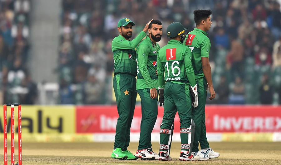 Pakistan's bowler Shadab Khan (2L) celebrates with teammates the dismissal of Bangladesh's batsman Liton Kumar Das (unseen) during the second T20 international cricket match of a three-match series between Pakistan and Bangladesh, at Gaddafi Cricket Stadium in Lahore on January 25, 2020. (AFP)