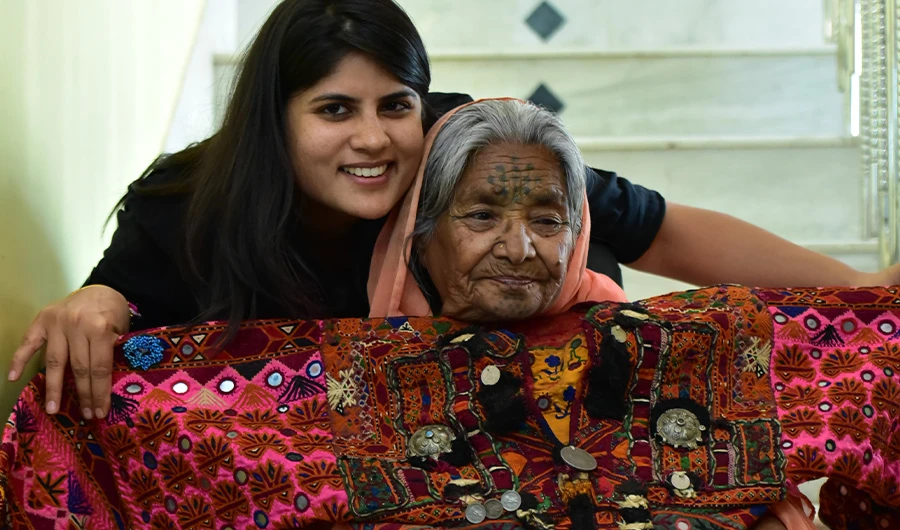 Indian filmmaker Shilpi Batra Adwani with a Hindu Pashtun migrant woman. They pose with traditional Pashtun clothes. (Photo Courtesy: Shilpi Shilpi Batra Adwani)