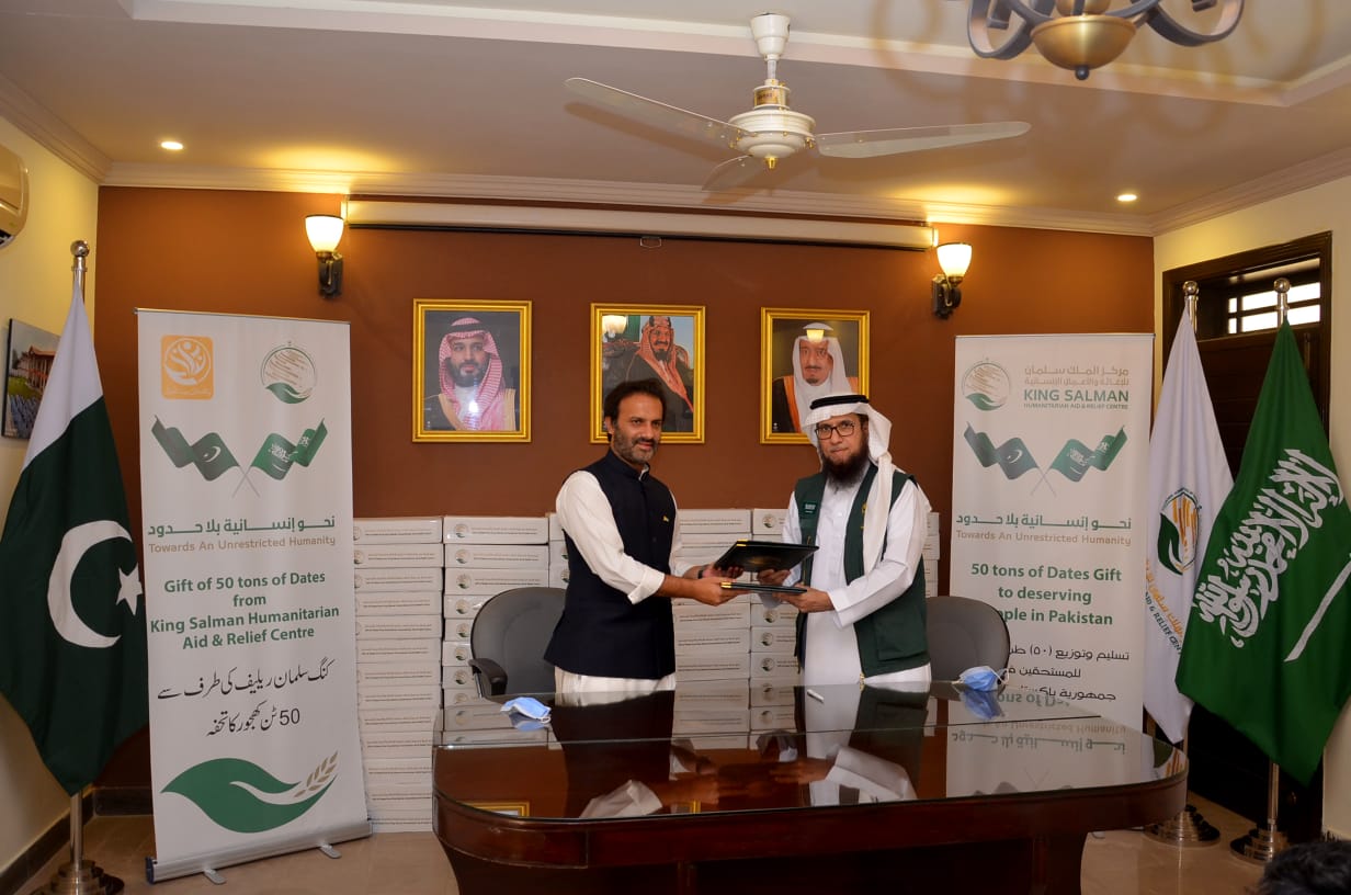 Dr. Khalid Muhammad Al-Othmani, Director KSRelief Pakistan, and Aon Abbas Buppi, Managing Director Pakistan Bait-ul-Mal, are signing a Memorandum of Understanding in Islamabad for the distribution of 36 tons of dates provided by the Saudi relief agency on July 2, 2020. (Photo courtesy: KSRelief)