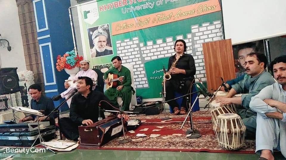 Singer Rashed Ahmad Khan performs at a stage programme in Peshawar on January 2, 2020. (Photo credit. Hunari Tolana Organization)