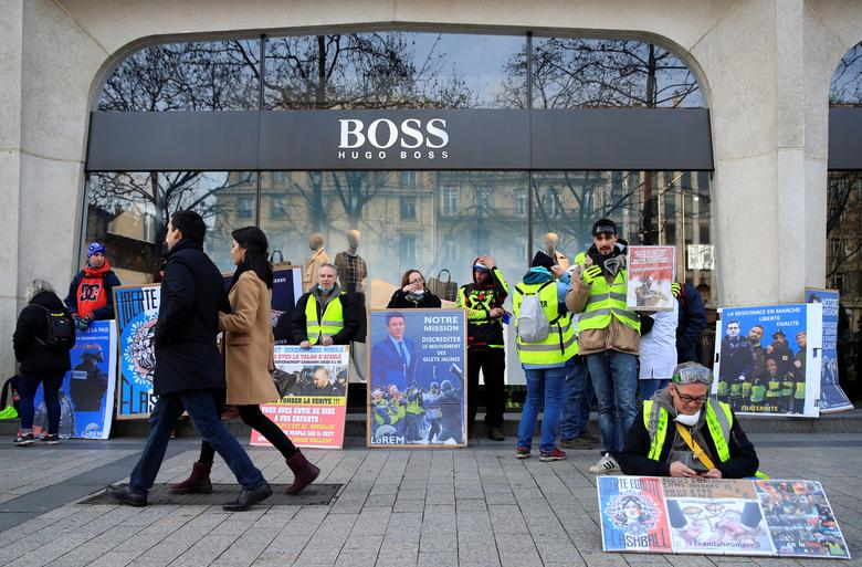People walk by a Hugo Boss store in Paris, France February 9, 2019. (REUTERS)