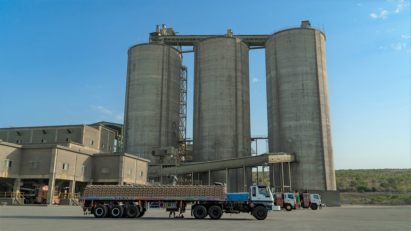 Workers are seen packing cement bags at one of DG Khan Cement's plants in Pakistan. The company has recently won an export order from the Philippines. (Photo courtesy: DG Khan Cement)