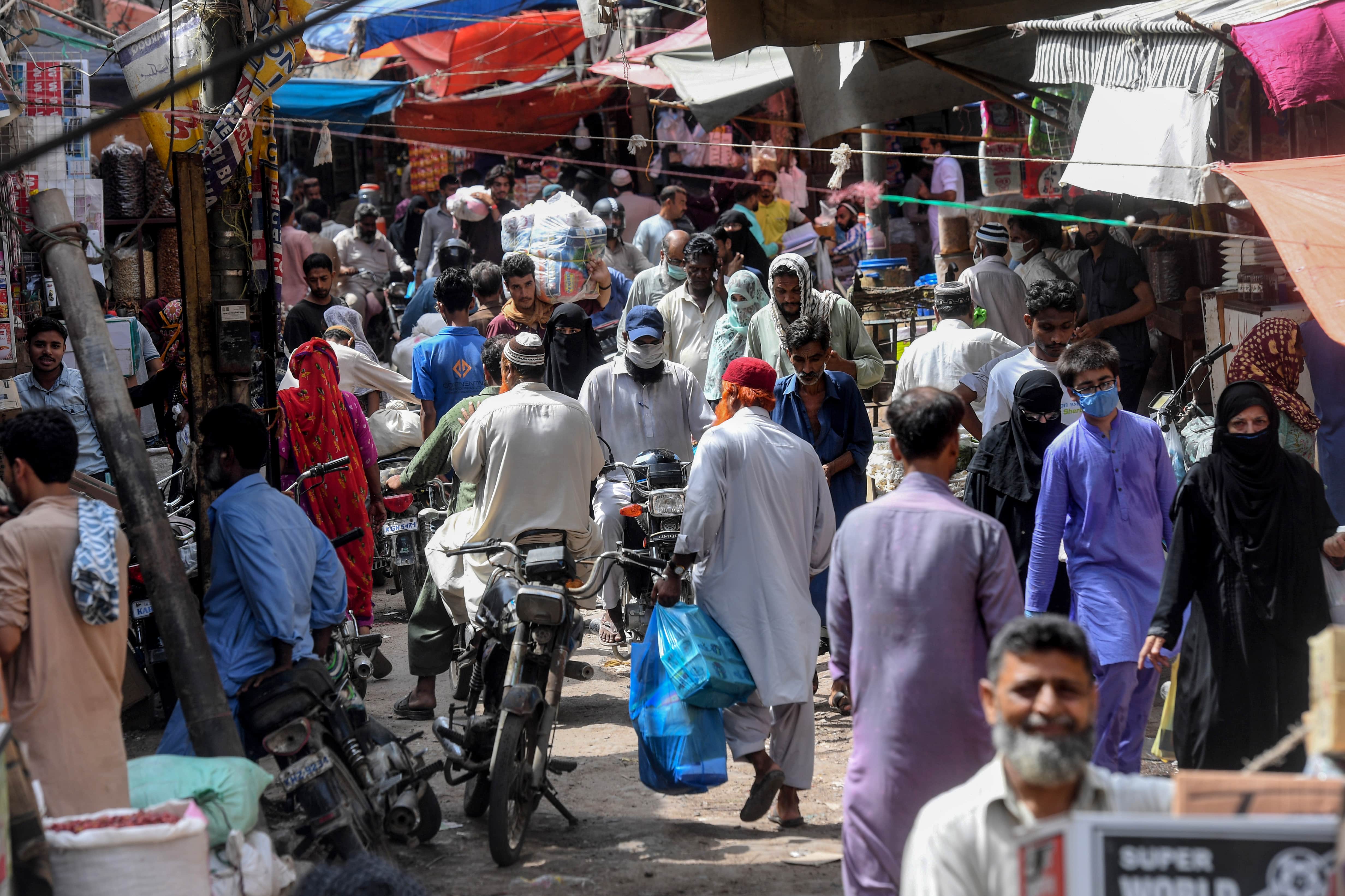 Residents shop at a wholesale market in Karachi, Pakistan on June 10, 2020. (AFP photo)