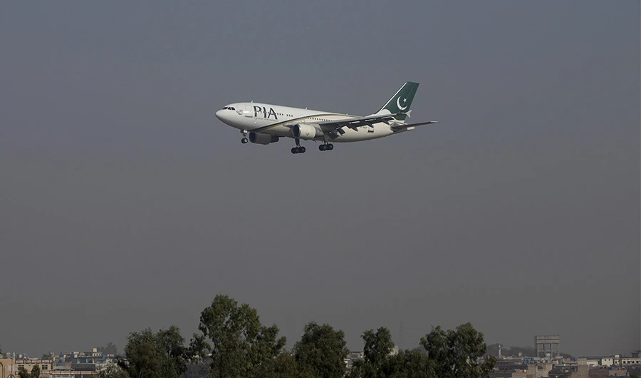 A Pakistan International Airlines (PIA) passenger plane arrives at the Benazir International airport in Islamabad, Pakistan, December 2, 2015. (REUTERS)