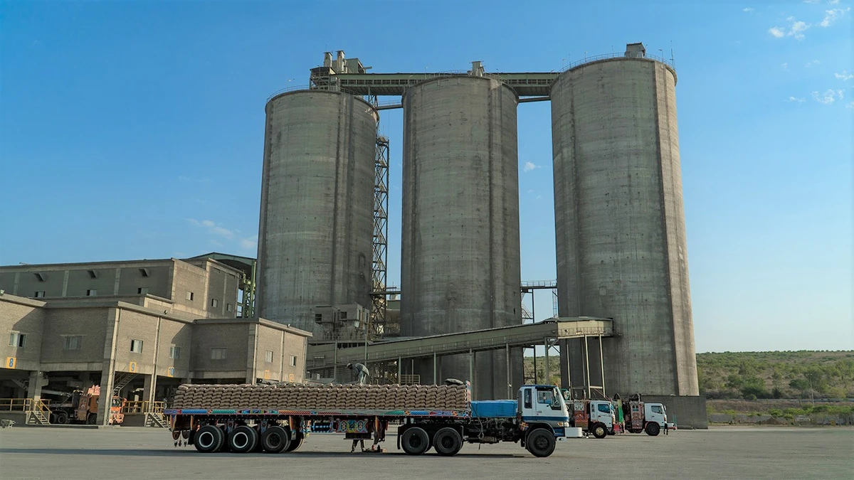 Workers are seen packing cement bags at one of DG Khan Cement's plants in Pakistan. The company has recently won an export order from the Philippines. (Photo courtesy: DG Khan Cement)