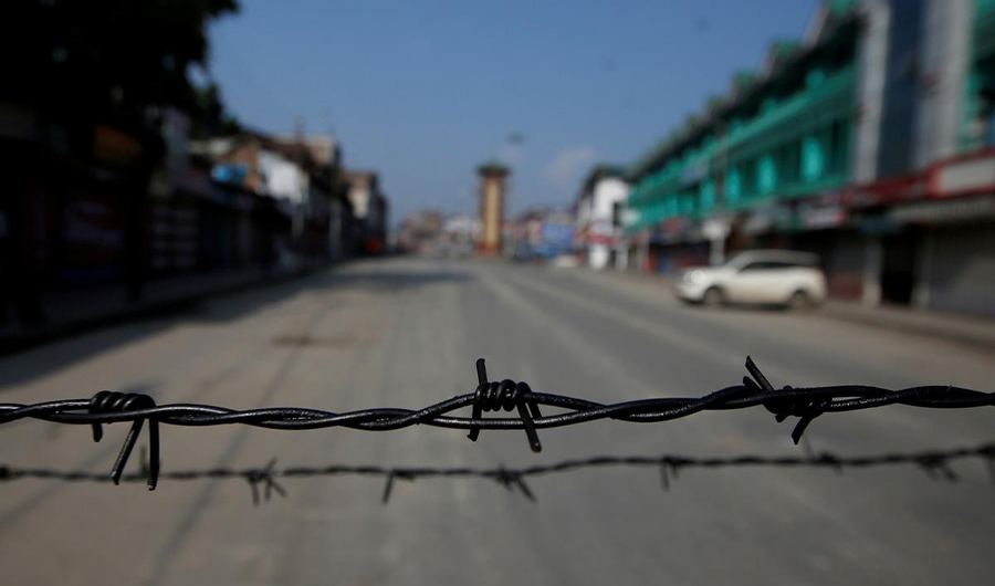 Barbed wire is seen laid on a deserted road during restrictions in Srinagar, August 5, 2019. (REUTERS)