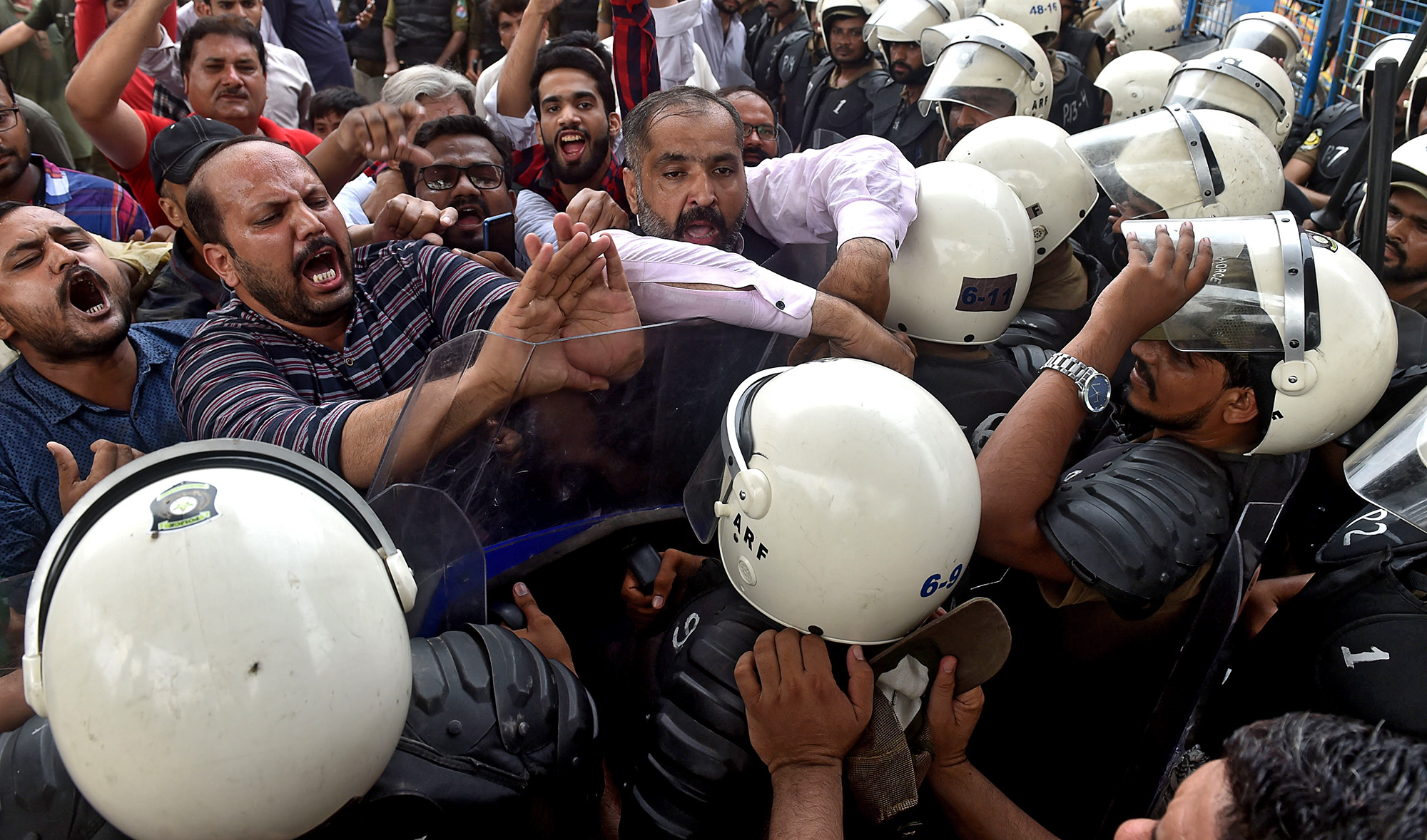 Opposition supporters of Pakistan Muslim League-Nawaz (PML-N) scuffle with policemen during a protest against the arrest of Maryam Nawaz in Lahore on Aug. 9, 2019. (AFP/File)
