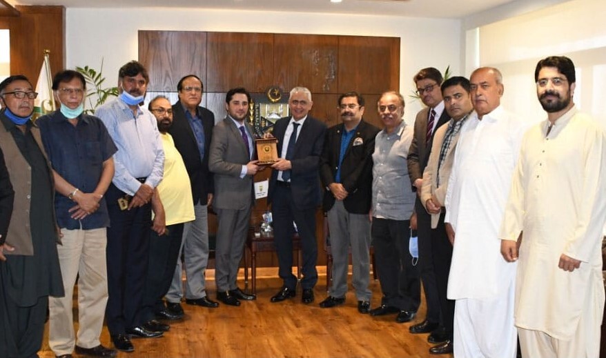 Muhammad Ahmed Waheed, president of the Islamabad Chamber of Commerce & Industry presenting shield to H.E. Tarek Mohamed Hussein Dahroug, ambassador of Egypt to Pakistan during his visit to ICCI on Aug 11, 2020. (Photo courtesy: ICCI)