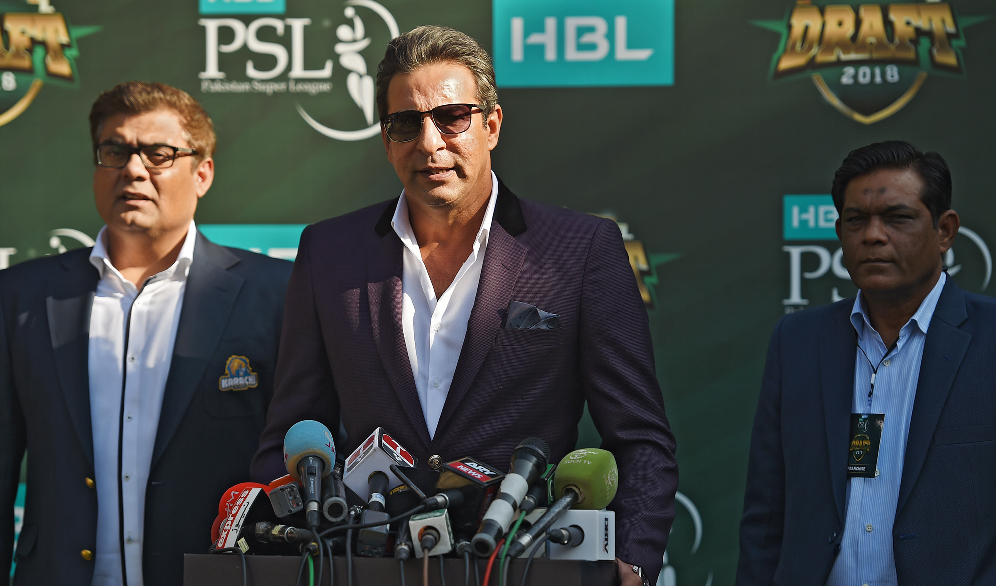 Former Pakistani cricketer Wasim Akram, center, talks with media representatives before the start of the Pakistan Super League (PSL) draft in Islamabad on Nov. 20, 2018. (AFP/File)