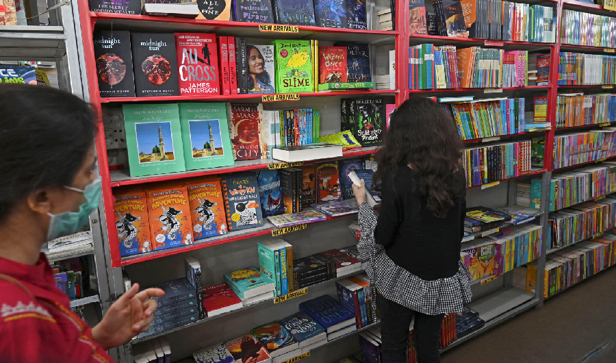 In this photograph taken on August 14, 2020, customers browse books at a bookstore in Lahore. - At the centre of Pakistan's vibrant literary scene, authorities are cracking down on publishers with a new law that has critics fearing for free speech. The parliament of Punjab province, which is home to some of South Asia's best-known writers, unanimously voted through a bill in July that threatens publishing houses and authors with jail for printing content deemed detrimental to Pakistan's national interests. (AFP photo)