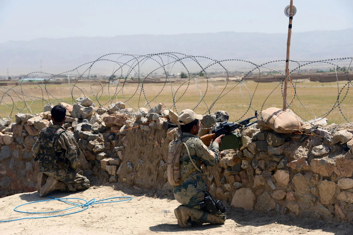 Afghan Border Police personnel keep watch during an ongoing battle between Pakistani and Afghan Border forces near the Durand line at Spin Boldak, in southern Kandahar province on May 5, 2017. (AFP)