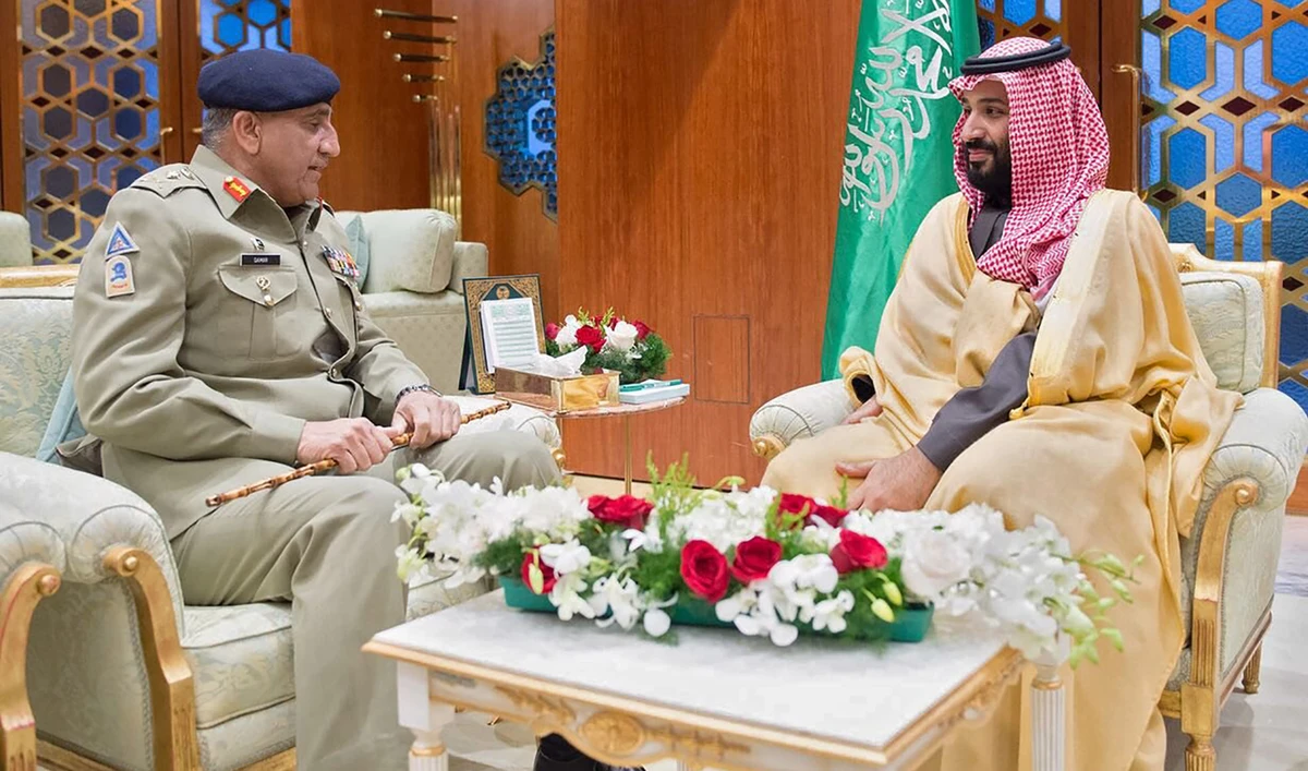 Saudi Crown Prince Mohammed bin Salman, right, and Pakistan army chief Qamar Javed Bajwa during a meeting in Riyadh on Feb. 1, 2018. (SPA)