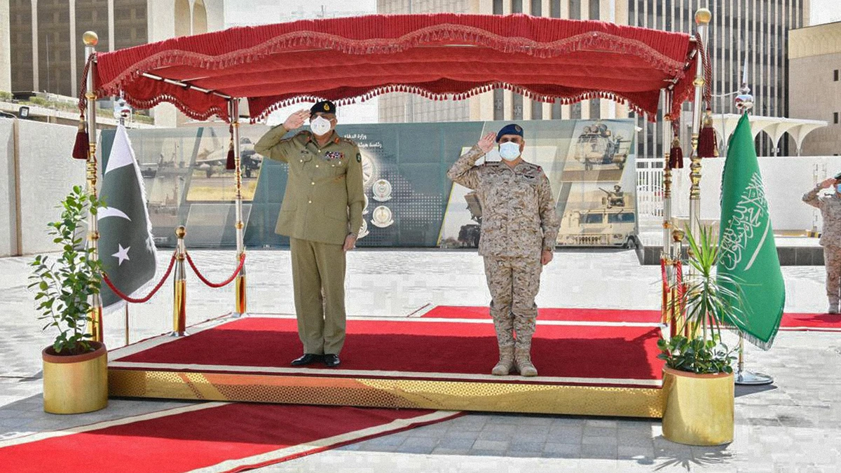 The photograph released by Saudi Arabia's Ministry of Defense shows Chairman of the General Staff of the Saudi Armed Forces Gen. Fayyad bin Hamid Al-Ruwaili, right, receiving Pakistan Army Chief Gen. Qamar Javed Bajwa in Riyadh on Aug. 17, 2020. (Saudi Ministry of Defense via AN)