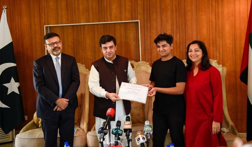 The Consul General of Pakistan Ahmed Amjad Ali presents a shield of appreciation to Hyder Reza Ali at the Consulate General of Pakistan in Dubai, UAE, on August 25, 2020. Also pictured are parents Kazim and Aliya Ali. (AN Photo courtesy Consulate General of Pakistan in Dubai)