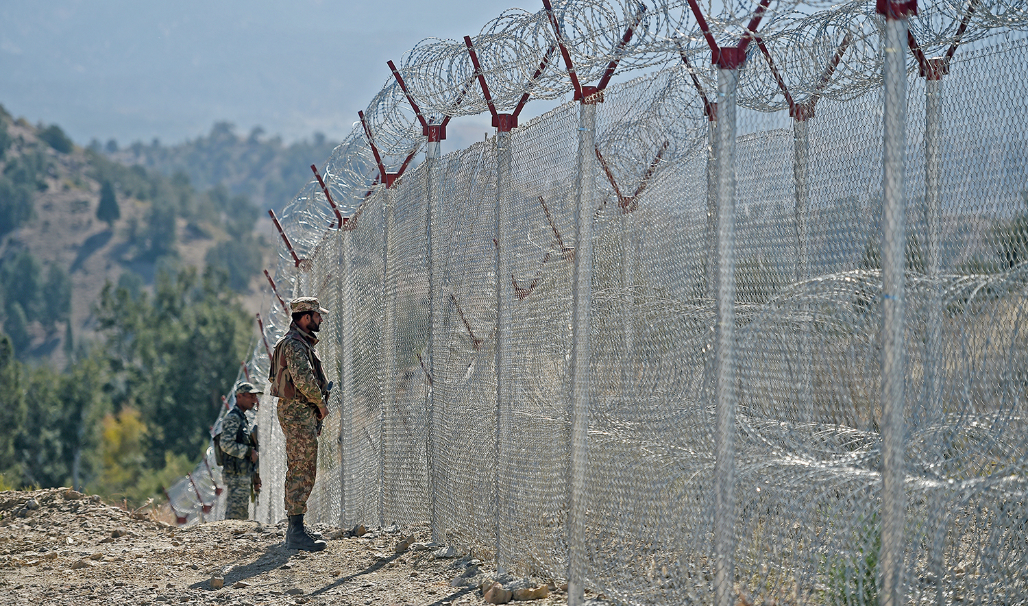 Pakistani soldiers keep vigil next to border fencing along with Afghan's Paktika province border in Angoor Adda in Pakistan's South Waziristan tribal agency on Oct. 18, 2017. (AFP/File)
