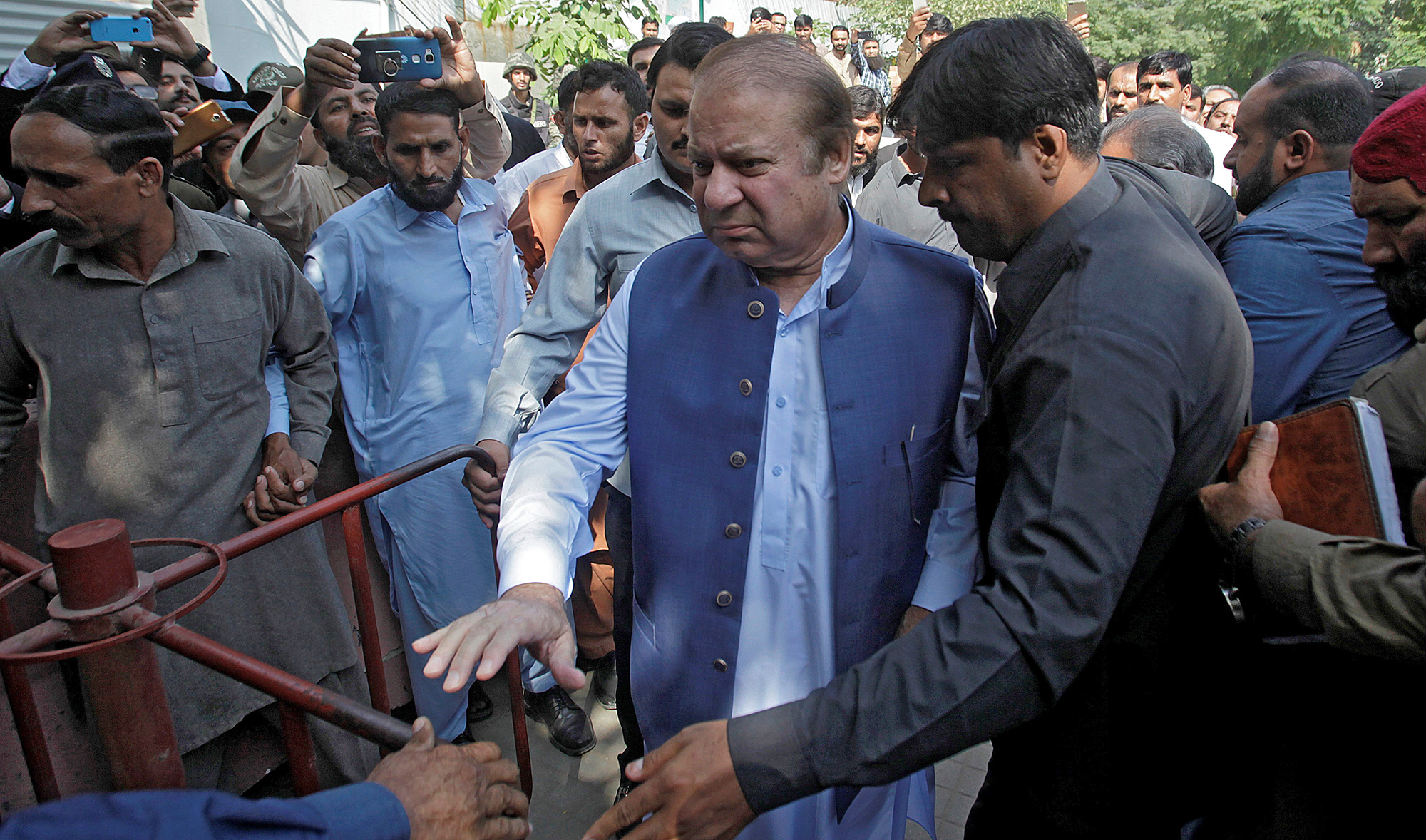 Former Prime Minister Nawaz Sharif arrives to the district High Court ahead of a hearing on treason allegations, in Lahore on Oct. 8, 2018. (REUTERS/File)