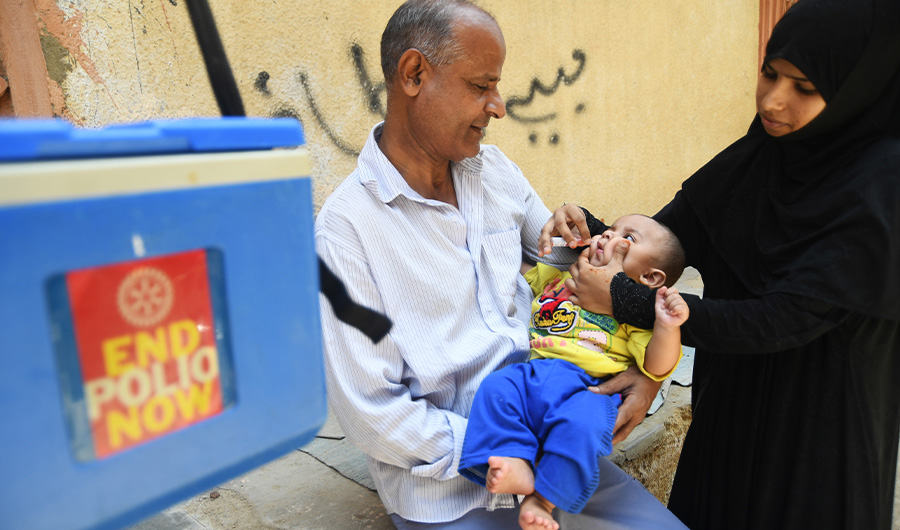 A Pakistani health worker administers polio vaccine drops to a child during a polio vaccination campaign in Karachi on May 7, 2018. (AFP)