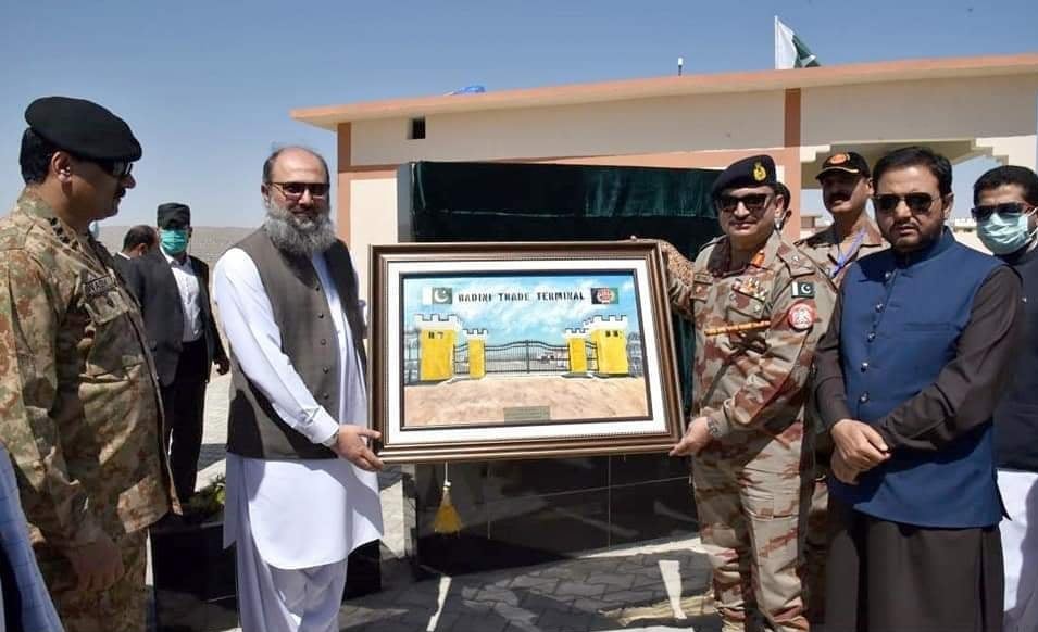 Balochistan Chief Minister Jam Kamal and a senior military official hold a map of the newly-inaugurated Badini trade terminal between Afghanistan’s Zabul province and Qila Saifullah district of Pakistan on September 16, 2020. (Photo courtesy: Quetta Chambers of Commerce and Industries)