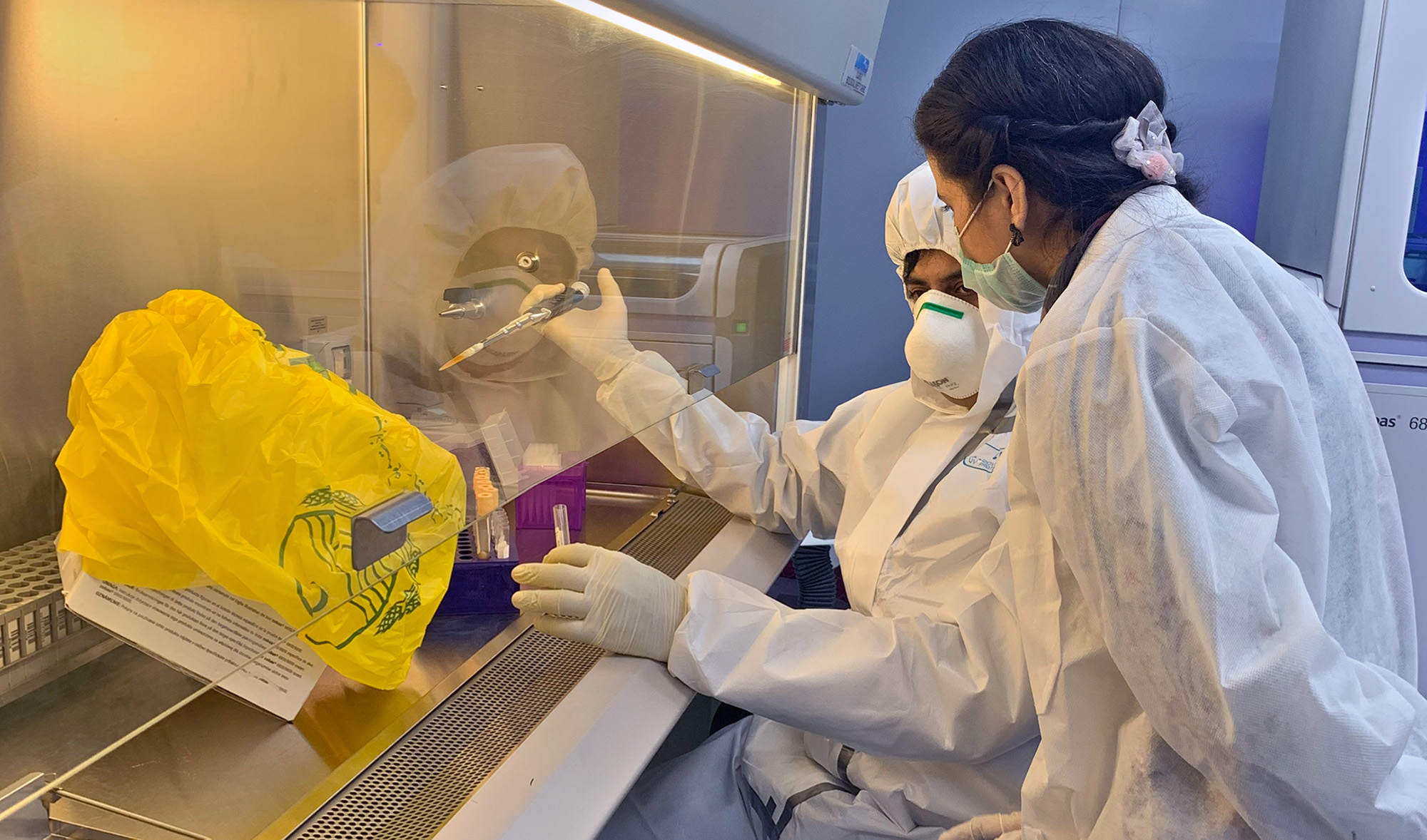 In this file photo, Pakistani scientists examine samples at the Public Health Reference Laboratory in Lahore on April 23, 2020. (AN photo)