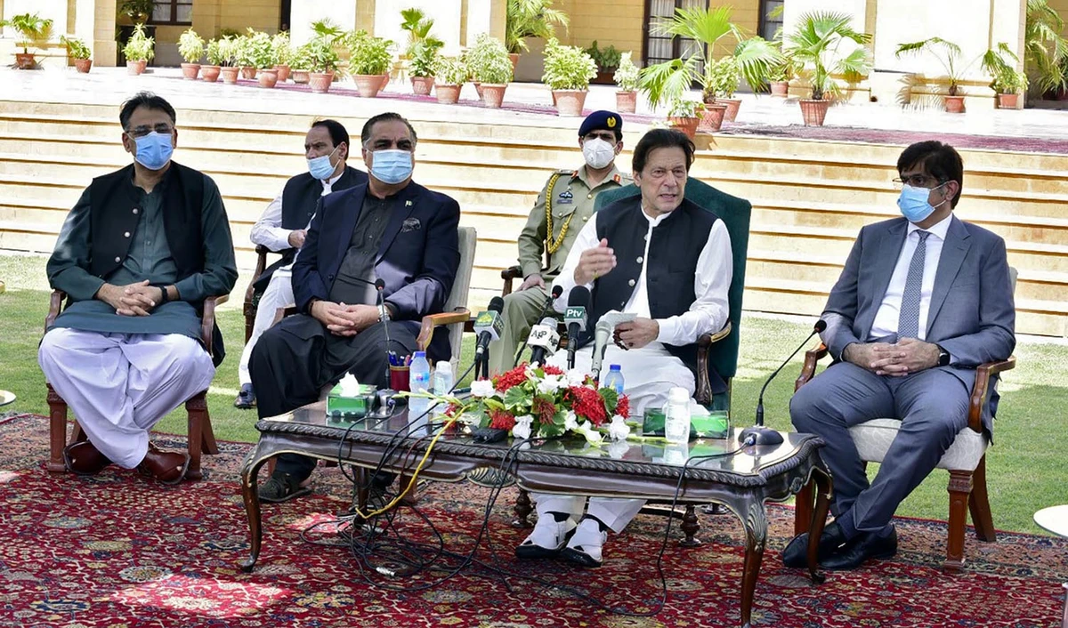 Pakistan Prime Minister Imran Khan flanked by Sindh Chief Minister Murad Ali Shah, right, and Sindh Governor Imran Ismail, speaks during a press conference in Karachi on Sept.5, 2020. (PID)