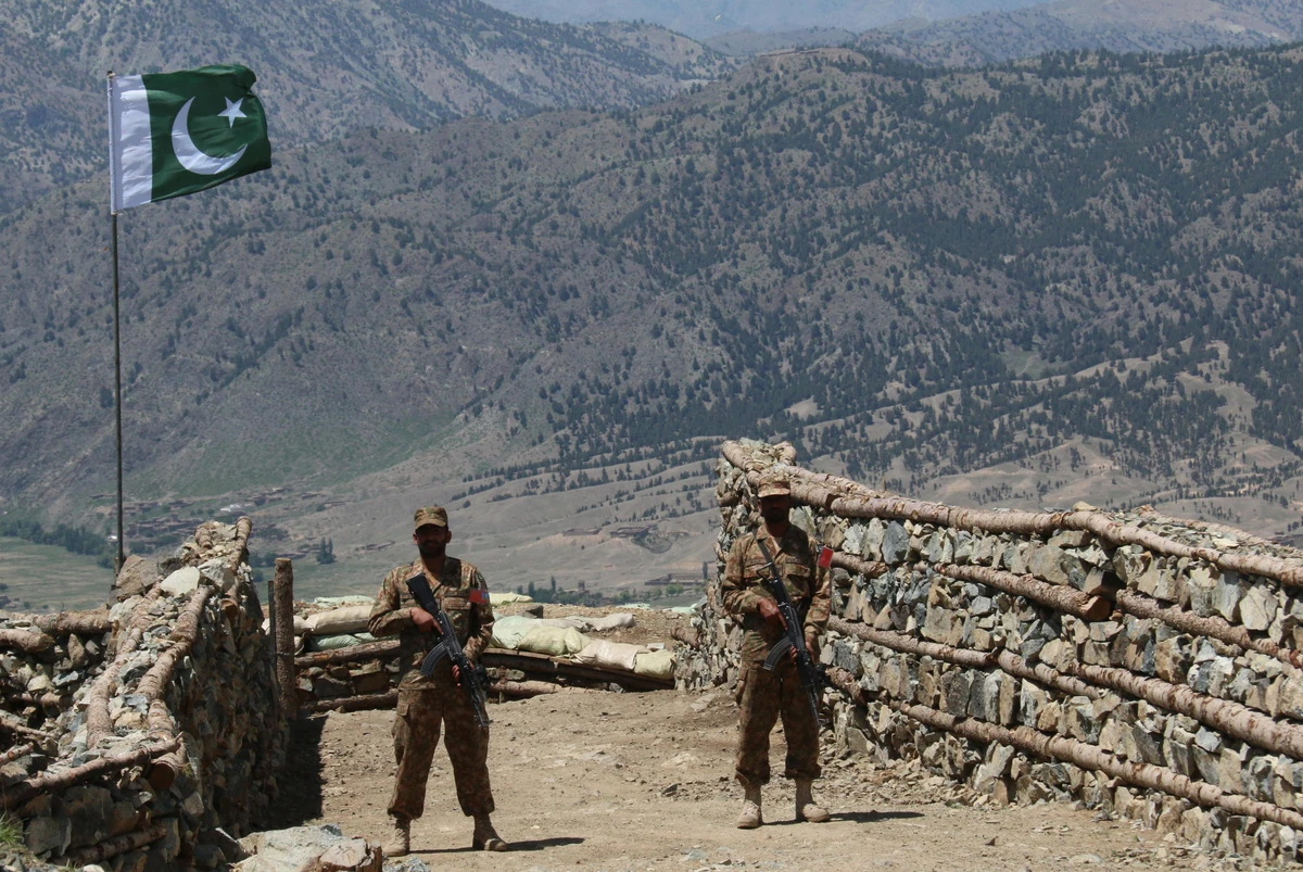 Pakistani soldiers keep vigil from a post on top of a mountain in the former Taliban militants strong hold border area in Shawal valley North Waziristan on May 20, 2016. (AFP/File)