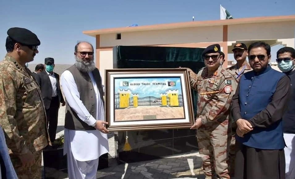 Balochistan Chief Minister Jam Kamal and a senior military official hold a map of the newly-inaugurated Badini trade terminal between Afghanistan’s Zabul province and Qila Saifullah district of Pakistan on September 16, 2020. (Photo courtesy: Quetta Chambers of Commerce and Industries)