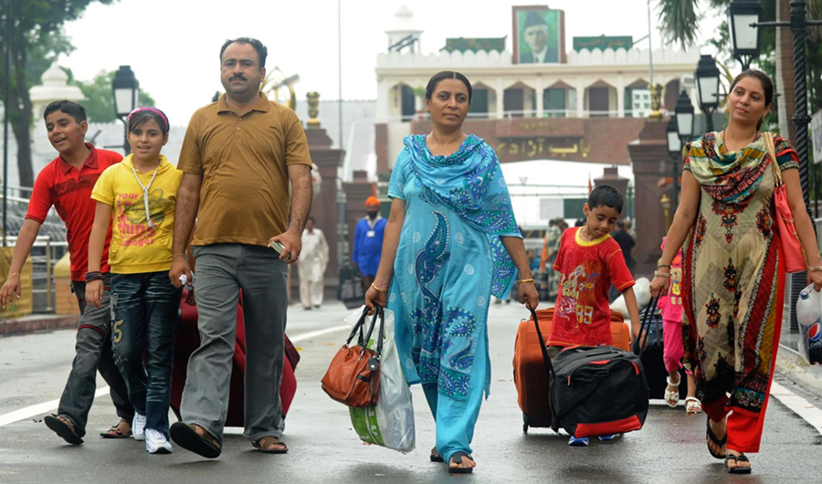 Pakistani Hindu pilgrims arrive at the India-Pakistan border post in Wagah, Lahore, August 11, 2012. (AFP/File)
