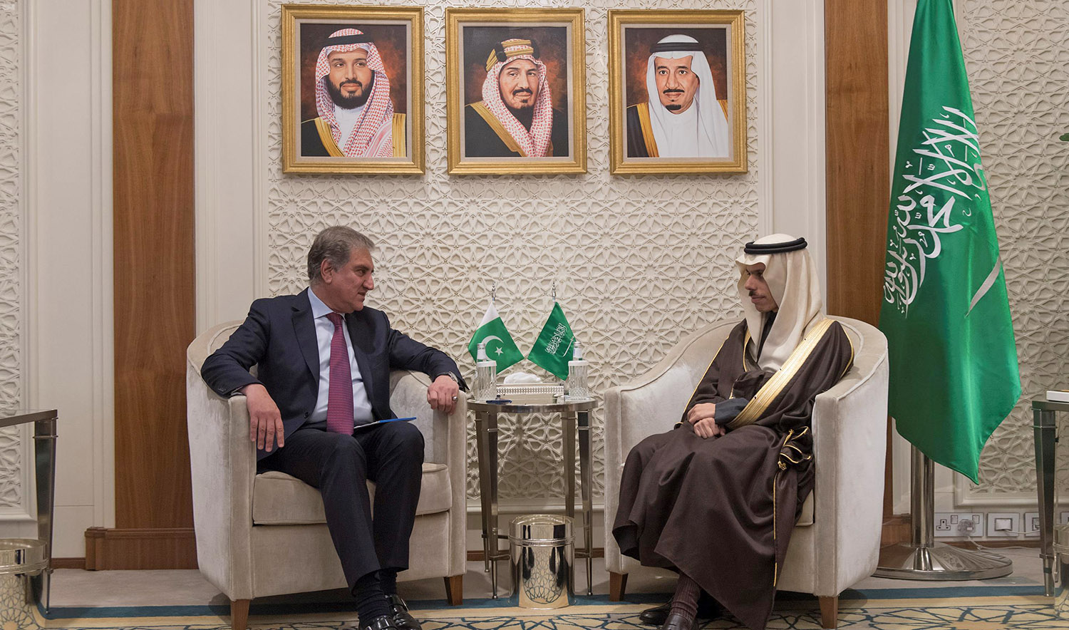 Pakistan's Foreign Minister Shah Mahmood Qureshi meets his Saudi counterpart Faisal bin Farhan Al-Saud, center right, in Riyadh on Jan. 13, 2020. (SPA/File)