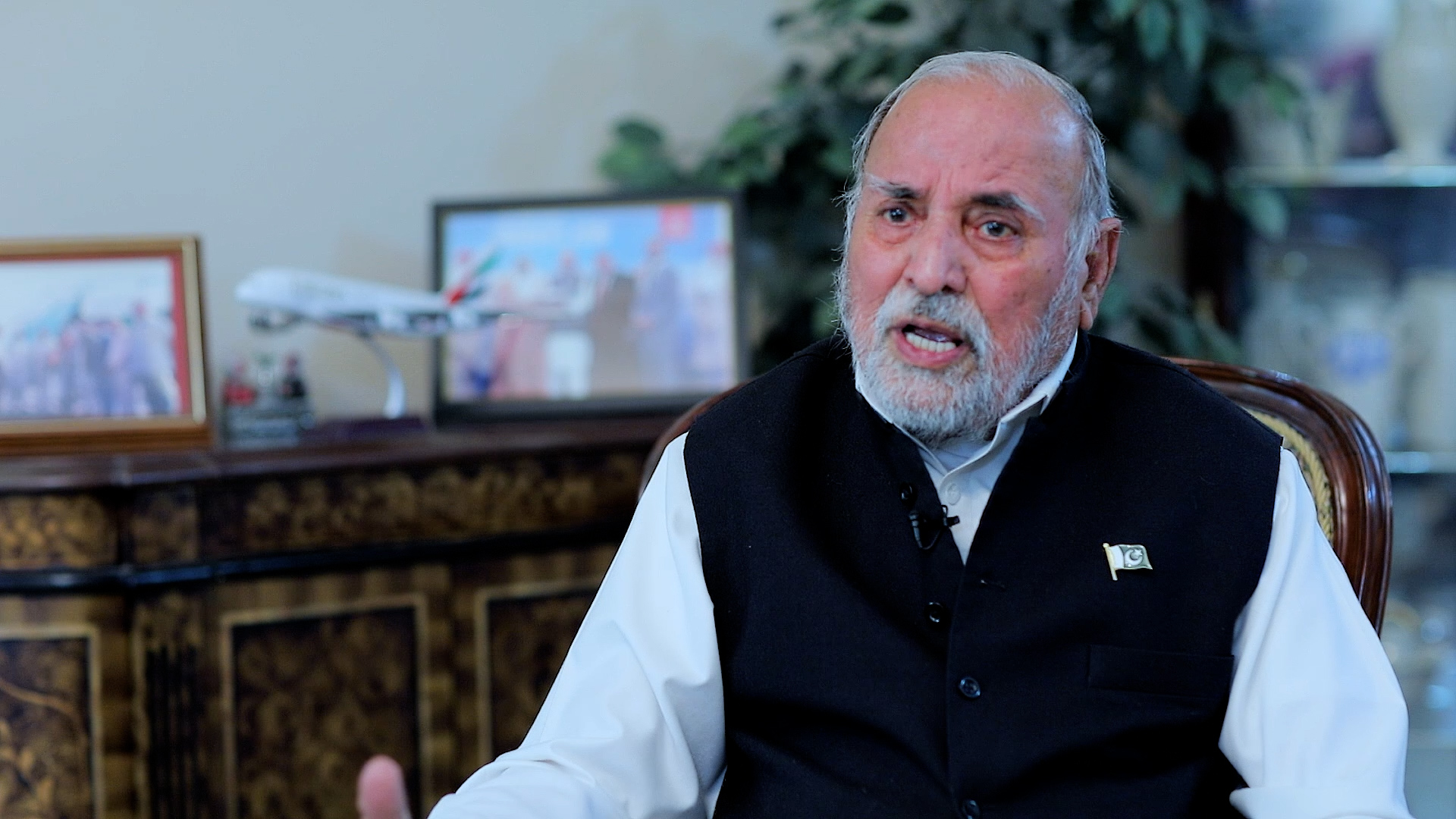 Retired Capt. Fazal Ghani Mian speaks to Arab News in Islamabad on October 28, 2020. (AN photo)