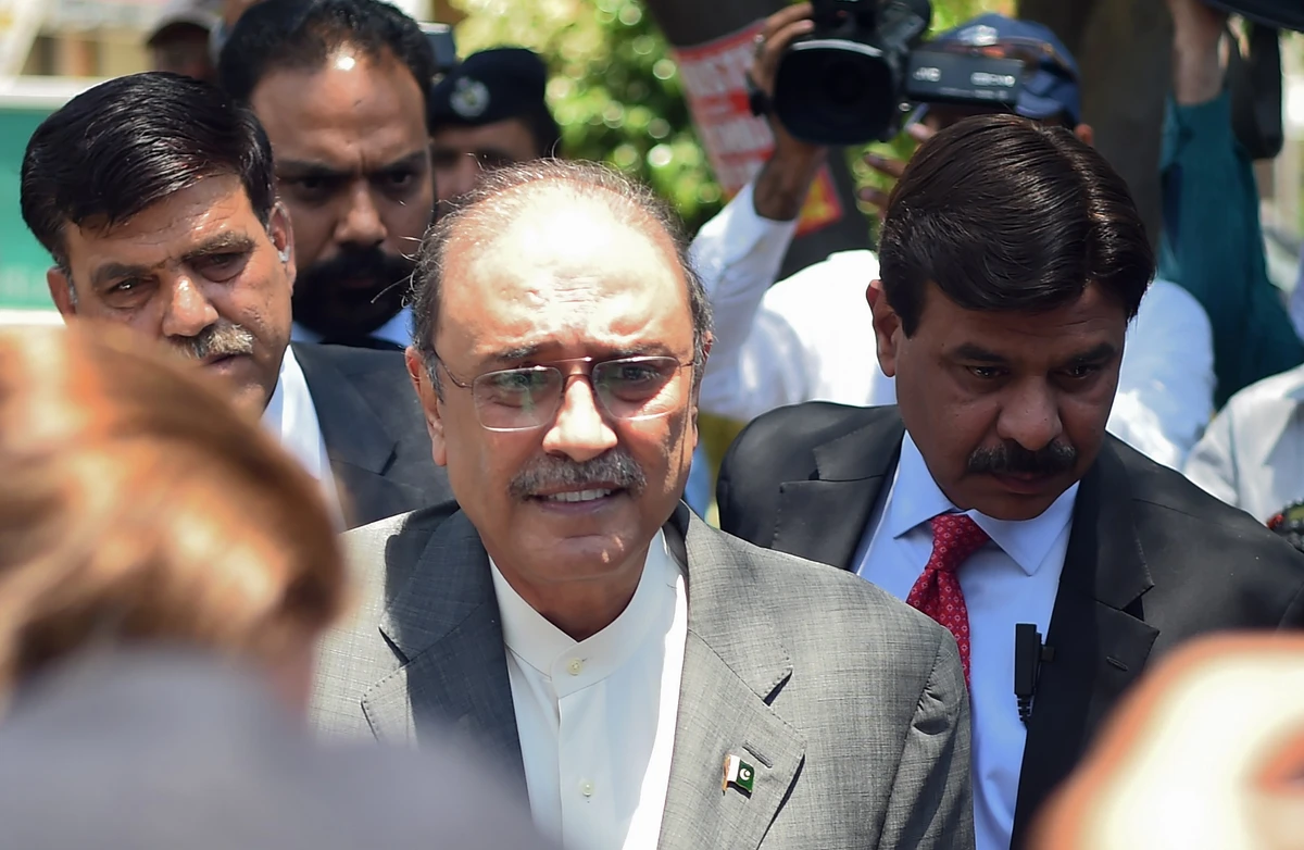Former Pakistani President and the co-chairperson of Pakistan People's Party (PPP) Asif Ali Zardari (2L) arrives for his bail appeal at Islamabad High Court on June 10, 2019. (AFP)