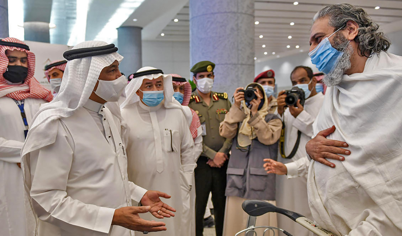 Mohammed Saleh Benten (2nd-L), Minister of Hajj and Umrah, welcomes Pakistani travellers arriving in Saudi Arabia to perform Umrah at King Abdulaziz International Airport in Jeddah on Sunday. (AFP)
