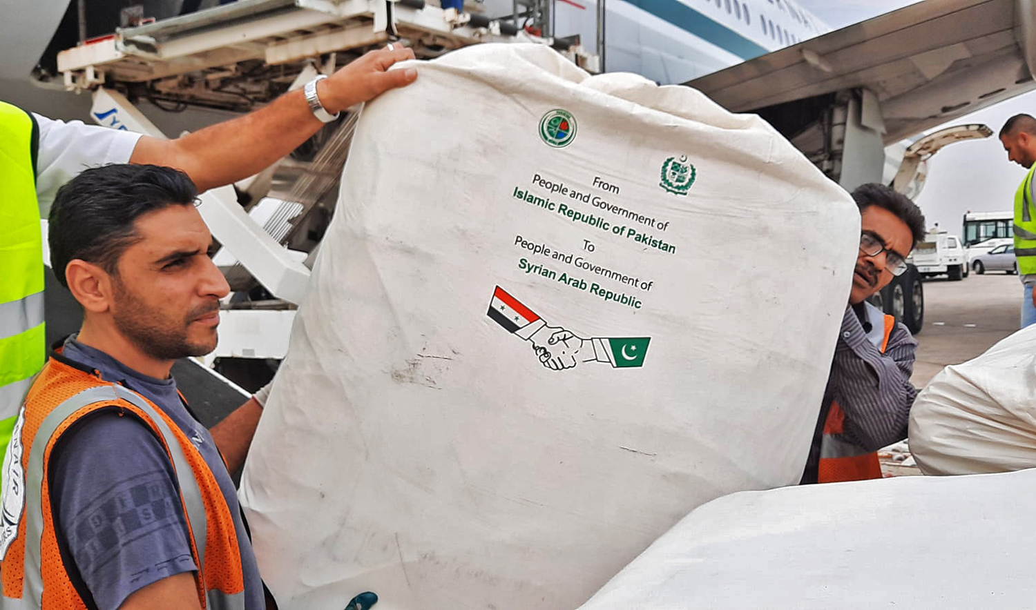 Men offload a Pakistani aircraft carrying medical aid for Syria that landed in Damascus on Nov. 1, 2020. (Photo courtesy: Ministry of Foreign Affairs, Pakistan)