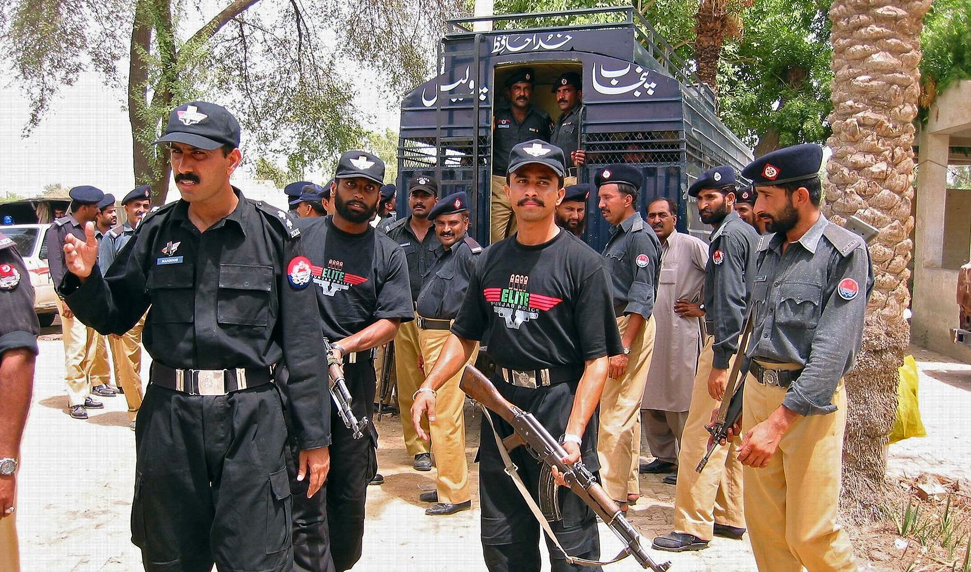 Police commandos stand on alert in front of an anti-terrorism court in Dera Ghazi Khan on July 26, 2002. (AFP/File)