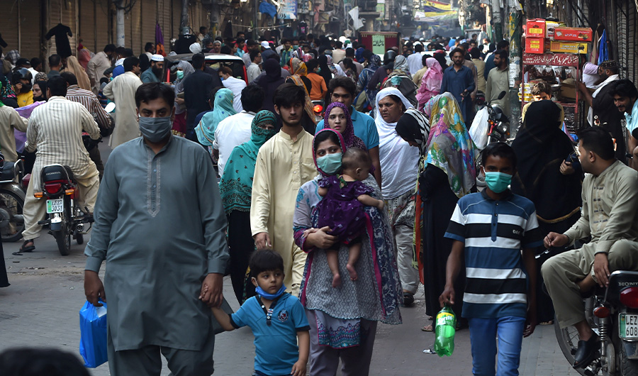 A crowded market is seen during a government nationwide lockdown imposed as a preventive measure against the COVID-19 coronavirus, in Lahore on May 10, 2020. (AFP)