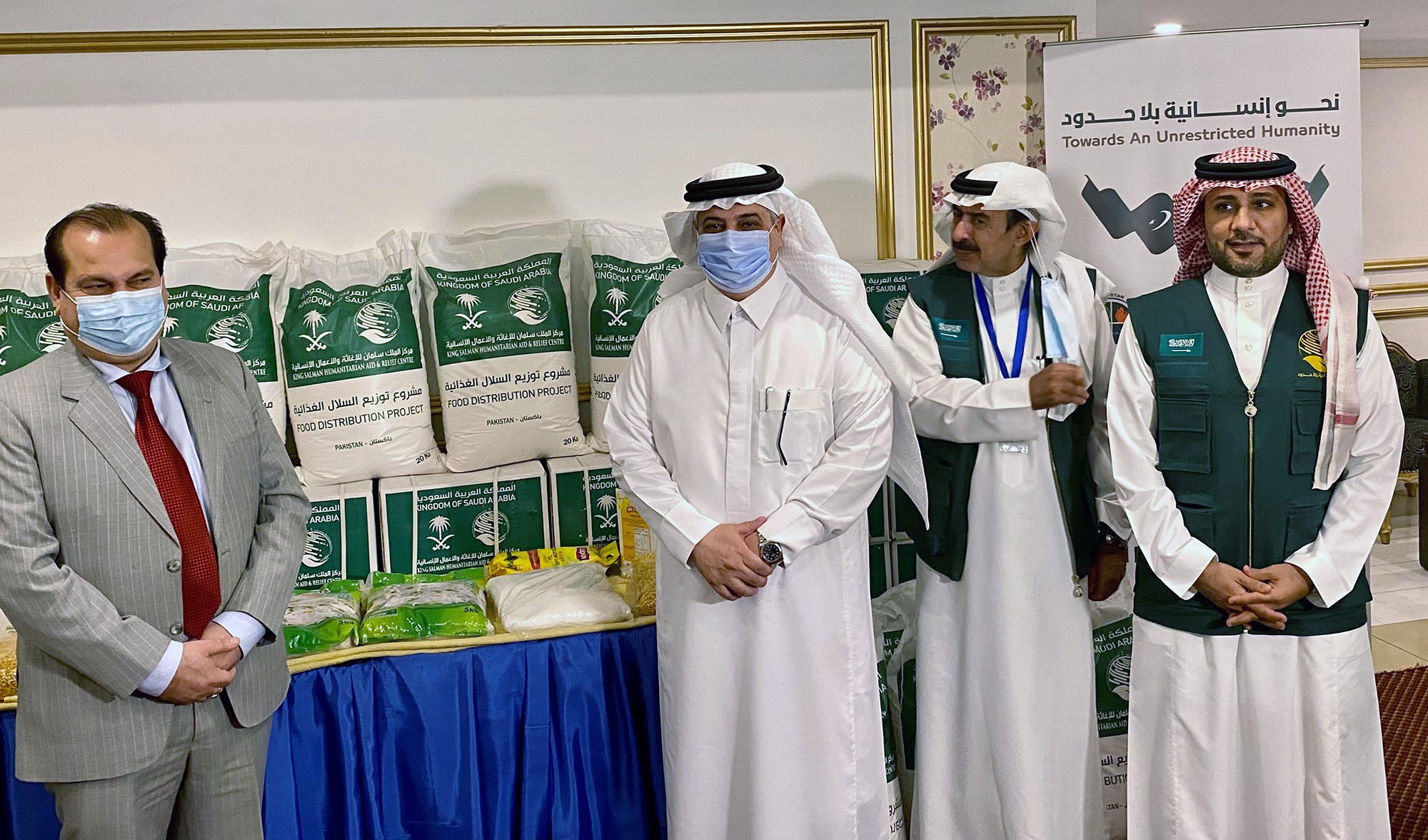 Saudi Ambassador Nawaf Bin Said Al-Malki, center, is accompanied by officials of the King Salman Humanitarian Aid and Relief Center and National Disaster Management Authority after he inaugurated a $300,000 food relief program in Islamabad for the people of Sindh on Nov. 12, 2020. (AN photo)