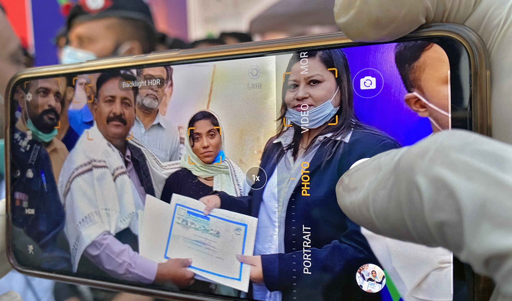 Mohammad Bux Buriro and his daughter, Reshma Buriro, receives appreciation certificates and gifts at the office of District West Police at Karachi on Nov. 17, 2020 (AN photo)