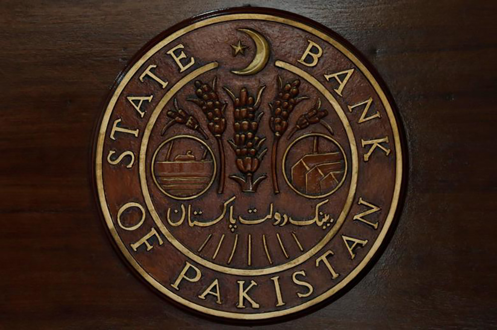 A logo of the State Bank of Pakistan is pictured on a reception desk at the head office in Karachi on July 16, 2019. (REUTERS/File)