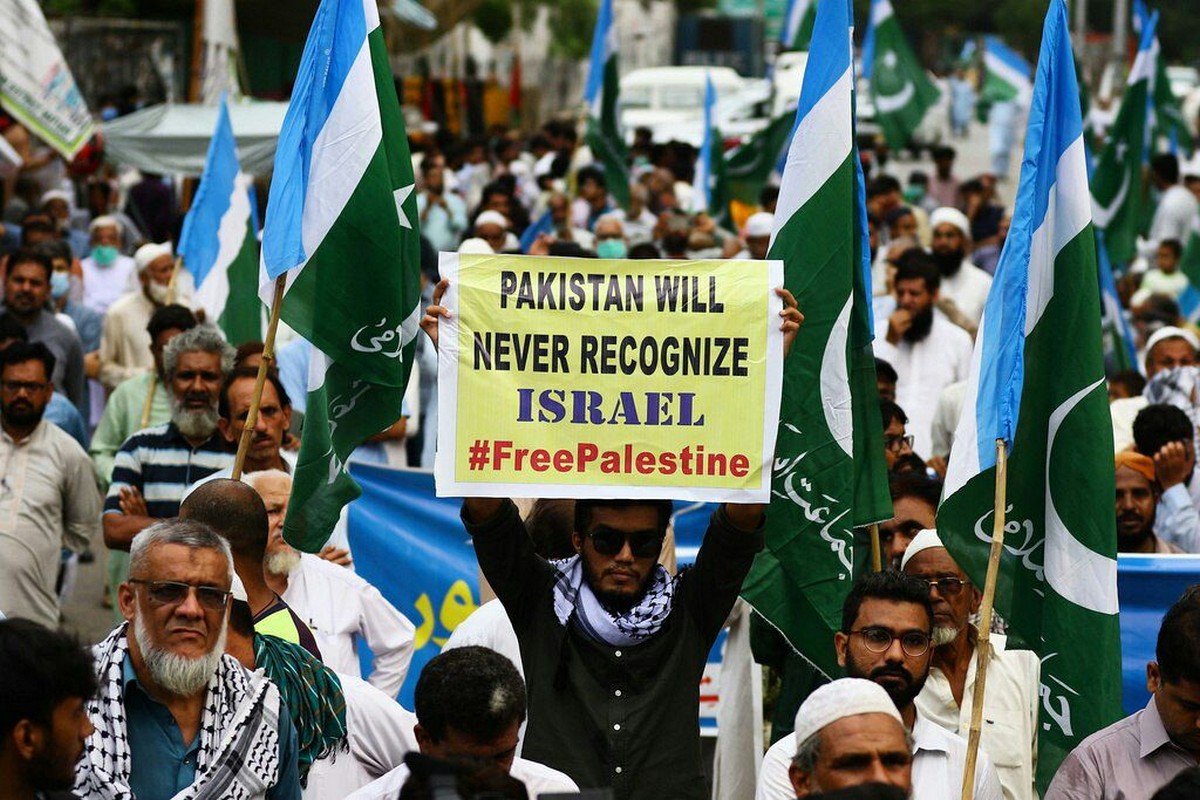 Pakistani protesters demonstrate in support of Palestinian people in Karachi, August 16, 2020. (REUTERS/File)