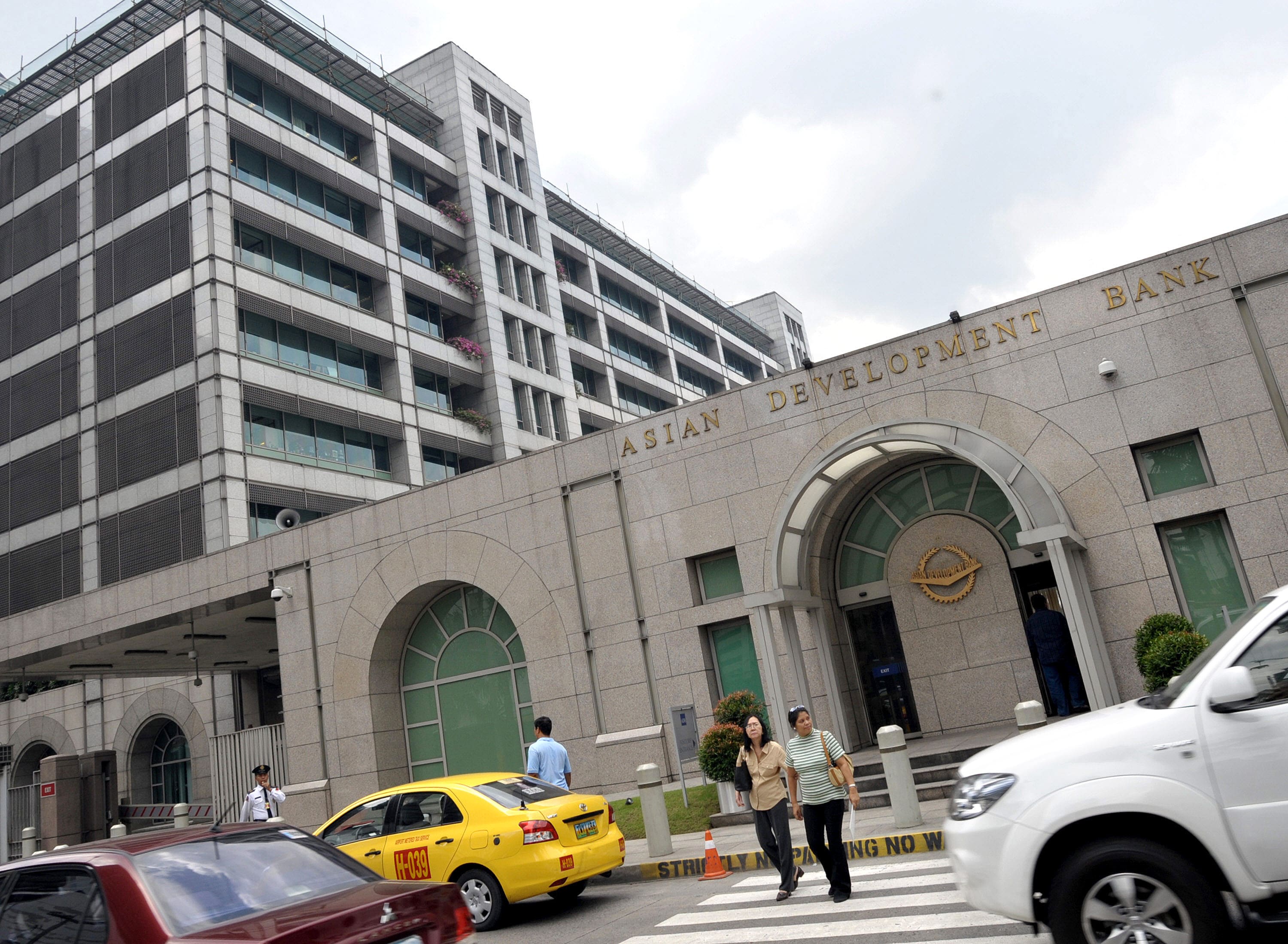 Cars drive past the Manila headquarters of the Asian Development Bank on February 17, 2009. The Bank said on Friday it has approved a $300 million policy-based loan to help promote macroeconomic stability in Pakistan. ( AFP/ File photo)