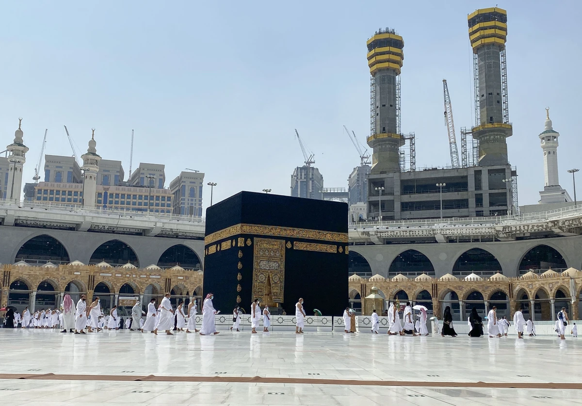 Saudis and foreign residents circumambulate (Tawaf) the Kaaba in the Grand Mosque complex in the holy city of Mecca, on October 4, 2020, as authorities partially resume the year-round Umrah for a limited number of pilgrims amid extensive health precautions after a seven-month coronavirus hiatus. (AFP)