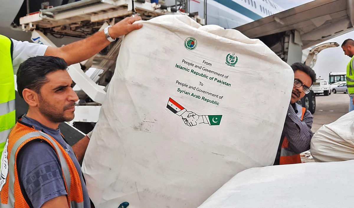 Men offload a Pakistani aircraft carrying medical aid for Syria that landed in Damascus on Nov. 1, 2020. (Photo courtesy: Ministry of Foreign Affairs, Pakistan)