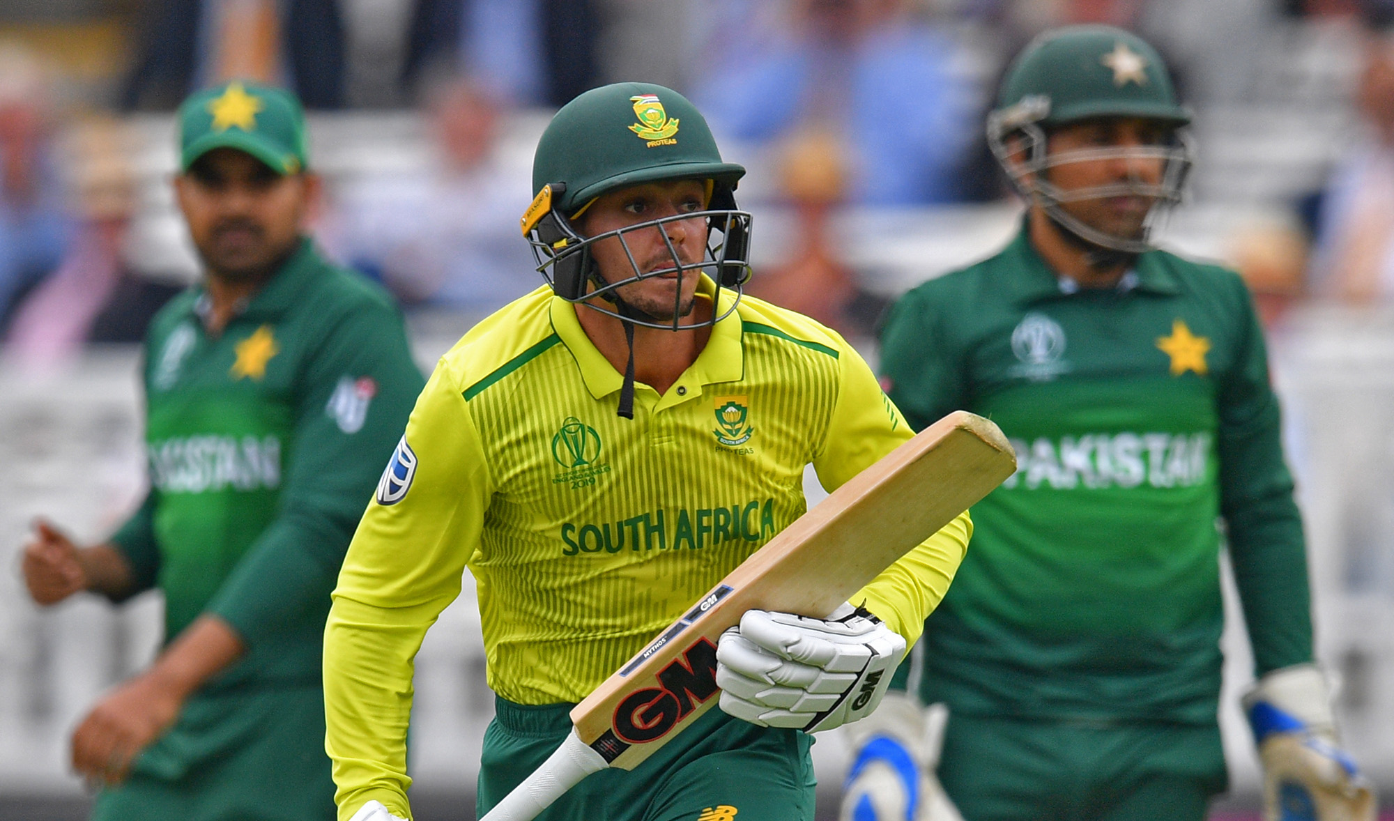 aSouth Africa's Quinton de Kock runs between the wickets during the 2019 Cricket World Cup group stage match between Pakistan and South Africa at Lord's Cricket Ground in London on June 23, 2019. (AFP/File)