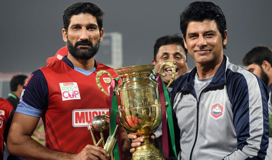 Mohammad Wasim (right) poses for a photograph with Pakistani fast bowler Sohail Tanvir in Faisalabad in October 2019 (Photo courtesy: Social Media)