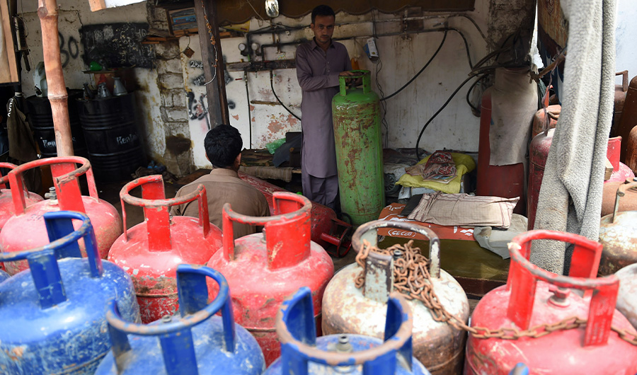 A Pakistani employee fills a gas cylinder at a filling shop in Karachi, Pakistan on July 23, 2015 (AFP/File)