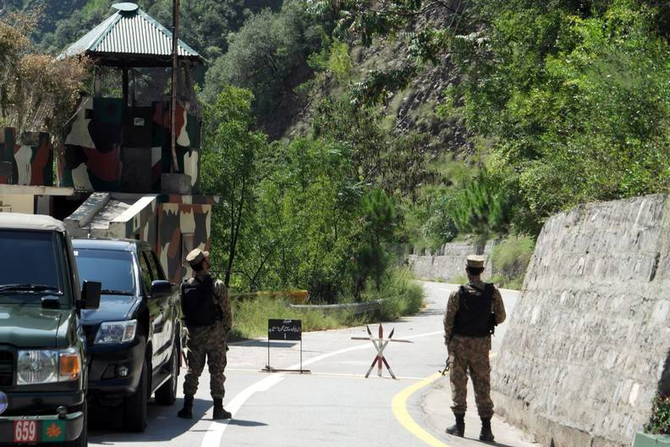 Pakistan army soldiers stand guard the Uri crossing on the Line of Control (LoC) in Chakothi, Azad Kashmir, August 29, 2019. (Reuters/File)