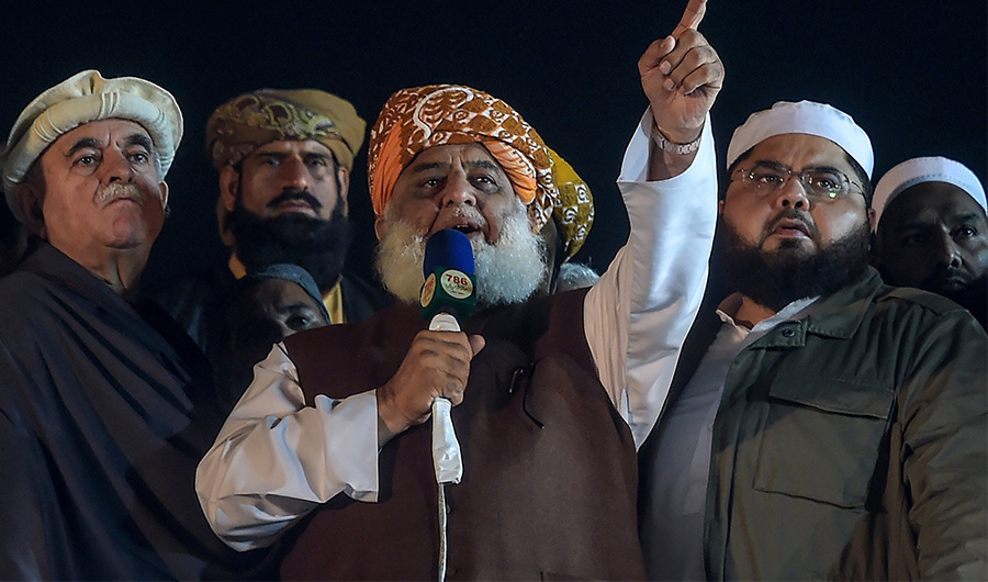 Jamiat Ulema-e-Islam (JUI-F) leader Maulana Fazlur Rehman (C), speaks to their supporters during an anti-government "Azadi (Freedom) March" in Islamabad on November 13, 2019. (AFP/File)