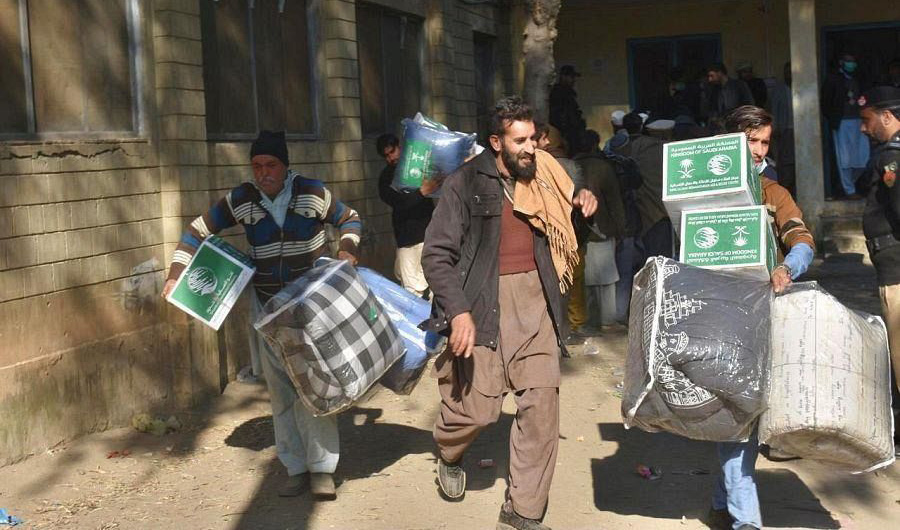 King Salman Humanitarian Aid and Relief Center (KSrelief) distributes winter aid packages in Shangla district, northwestern Pakistan, on December 25, 2020. (SPA)