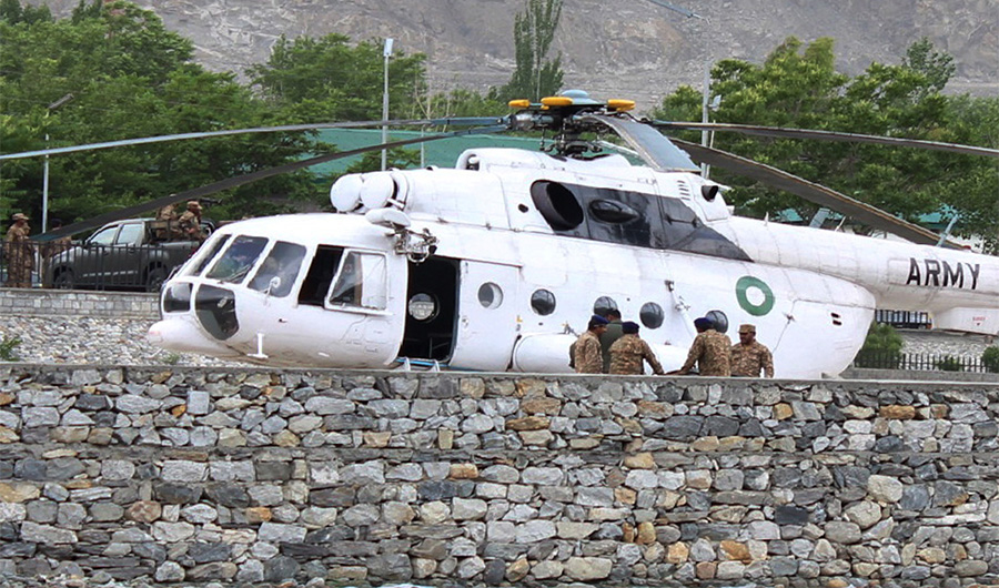 Pakistani soldiers gather beside an army helicopter at a military hospital in Gilgit on May 8, 2015. (AFP/File)